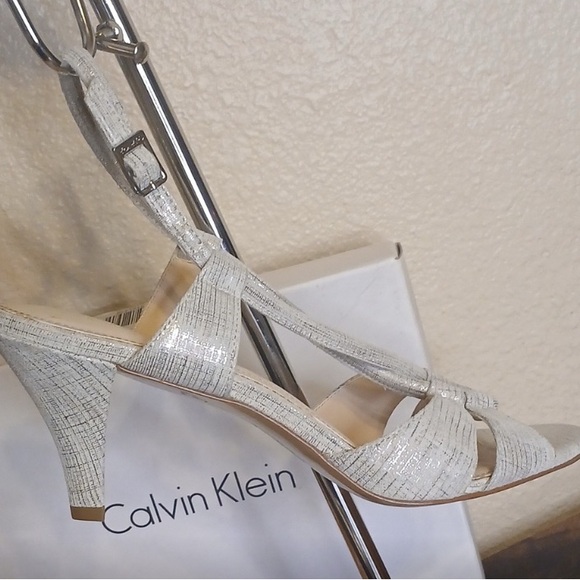 EUC CALVIN KLEIN PHENIX E3325 10 M WOMENS KITTEN HEELS CHAMPAGN.  NO BOX - Picture 3 of 3
